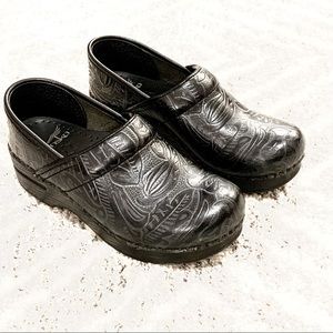 dansko black clogs - size 35 - dansko tooled clogs